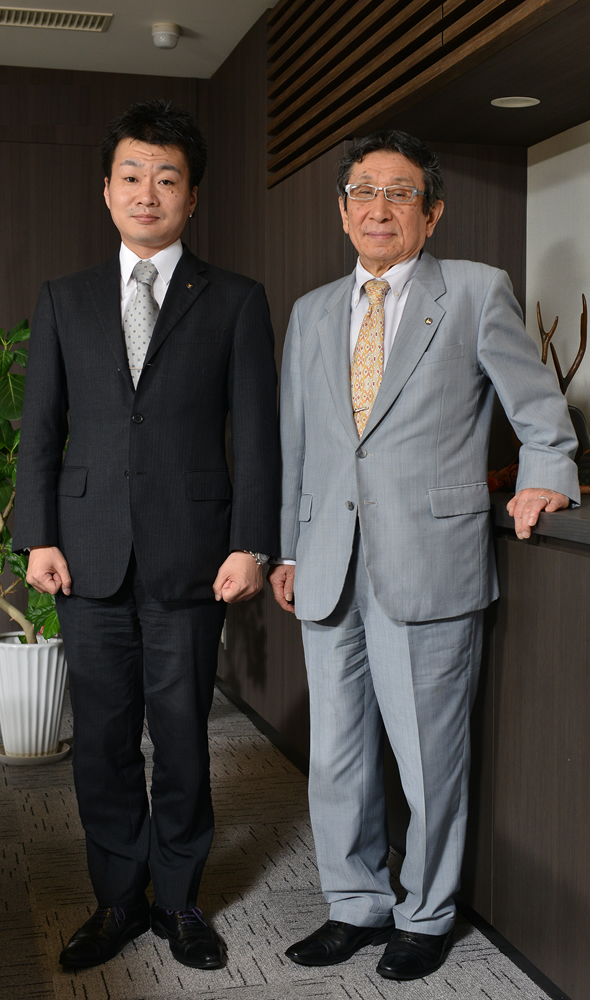 （右）代表取缔役会长 冈本弘（左）代表取缔役社长 冈本崇义